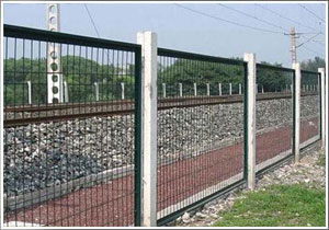 铁路<a href='http://www.hebeirunzeng.com/hulanwang/11.html'target='_blank'>护栏网</a>